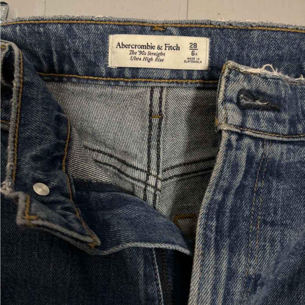 Abercrombie & Fitch the 90s Straight Ultra high rise Blue Jeans